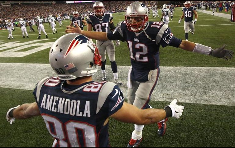 Amendola (I) formó una pareja letal con el quarterback Tom Brady (D). TWITTER/@Patriots