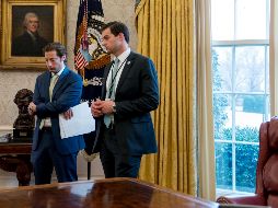 McEntee (derecha) era parte de un estrecho anillo de asesores de Trump que lo acompañaban desde sus días de candidato. AP / ARCHIVO