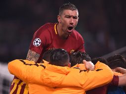 Dzeko celebra el tanto que pone a la Roma en la siguiente fase del torneo continental. AFP/F. Monteforte