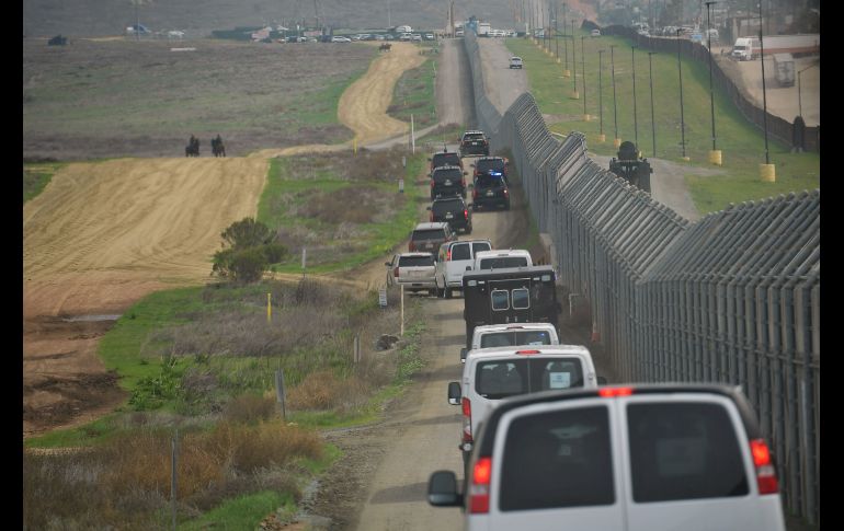 El convoy del presidente de Estados Unidos, Donald Trump, pasa junto a una barrera fronteriza en San Diego, California, rumbo a una inspección de los prototipos del muro fronterizo.