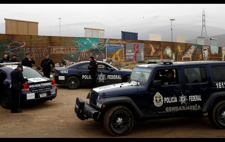 Desde Tijuana, Baja California, elementos de la Policía Federal mexicana vigilan la zona fronteriza desde donde se ven los prototipos.