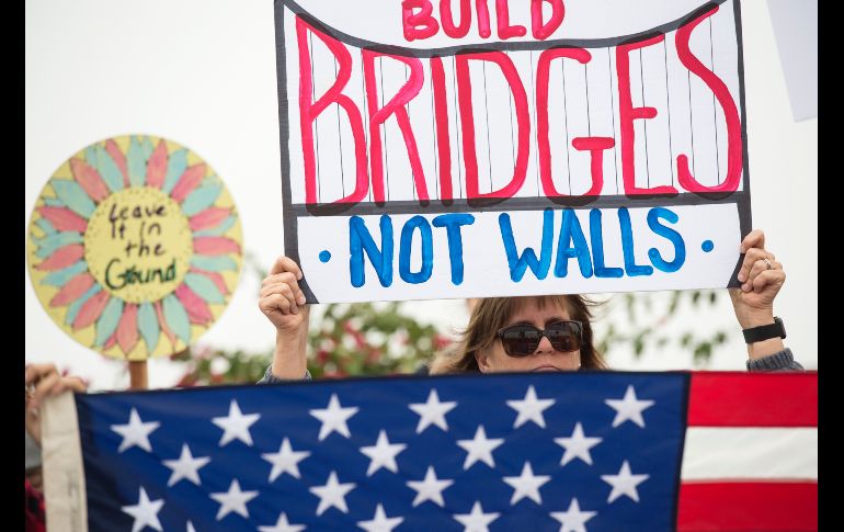 Una manifestante en San Diego se expresa en contra de muros y la visita de Trump a California, la primera del republicano desde que asumió la presidencia.