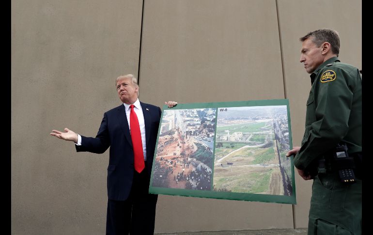 El jefe de la Patrulla Fronteriza para el sector de San Diego, Rodney Scott, le mostró a Trump imágenes de la frontera San Diego-Tijuana en los años 90 y actualmente.