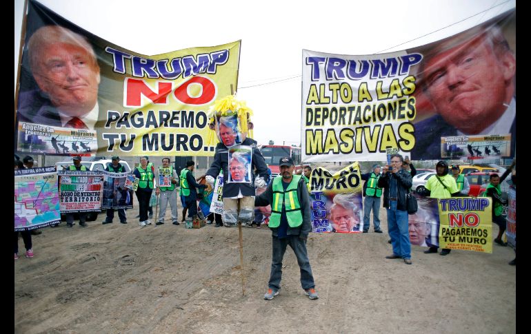 En Tijuana, Baja California, también se registraron protestas contra el muro y la política migratoria de Trump. AFP/G. Arias