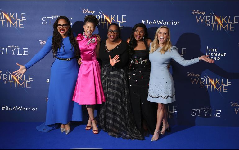 La directora Ava DuVernay y las actrices Storm Reid, Oprah Winfrey, Mindy Kaling y Reese Witherspoon posan a su llegada a la premiere  de 