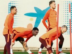 Regreso. Andrés Iniesta (derecha) entrenó con el equipo de cara al duelo contra el Chelsea. EFE