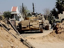 Varios vehículos blindados del Ejército sirio avanzan durante la operación militar contra la organización Jabhat al-Nusra en Guta Oriental. EFE/SANA