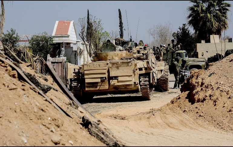 Varios vehículos blindados del Ejército sirio avanzan durante la operación militar contra la organización Jabhat al-Nusra en Guta Oriental. EFE/SANA