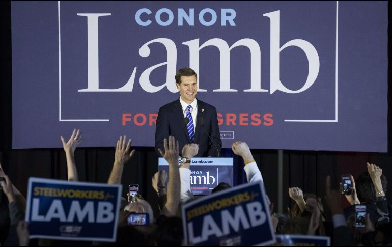 Conor Lamb no esperó los resultados oficiales y se declaró ganador de la elección extraordinaria para suplir un asiento vacante en el Congreso. AFP/D. Angerer