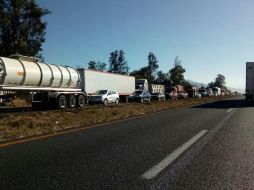 La fila de autos llega hasta la zona de Periférico. ESPECIAL /