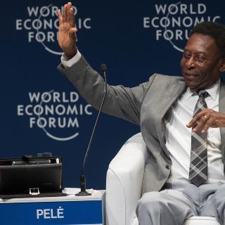 Pelé asiste a evento en Sao Paulo con un caminador