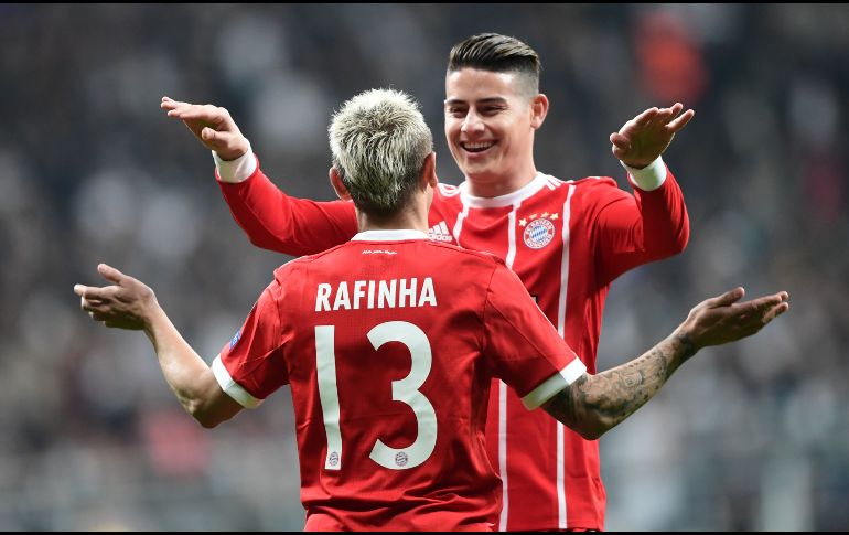 El brasileño Rafinha y el colombiano James Rodríguez festejan uno de los tantos en el partido de trámite para Bayern Munich.  AFP / O. Kose