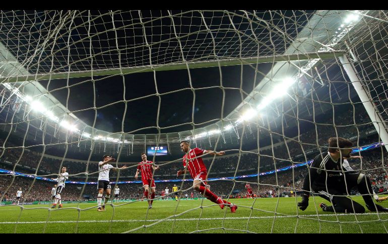 Thiago Alcantara festeja tras marcar el primer gol del partido de vuelta de octavos de final entre el Besiktas y el Bayern Munich. EFE / T. Bozoglu