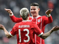 El brasileño Rafinha y el colombiano James Rodríguez festejan uno de los tantos en el partido de trámite para Bayern Munich.  AFP / O. Kose