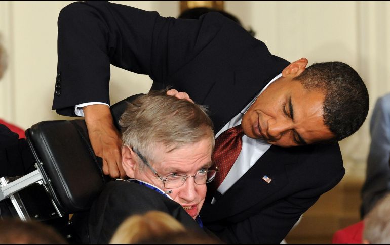 En 2009 Barack Obama entregó la Medalla de la Libertad Presidencial al físico teórico británico Stephen Hawking durante una ceremonia en el Salón Este de la Casa Blanca. AFP / ARCHIVO
