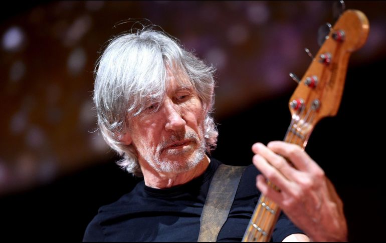 Roger Waters recita versos de Mahmud Darwish, considerado el poeta nacional palestino y fallecido en Texas en 2008. AFP / ARCHIVO