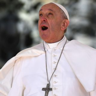 Vaticano alteró foto donde Benedicto XVI elogia a Francisco