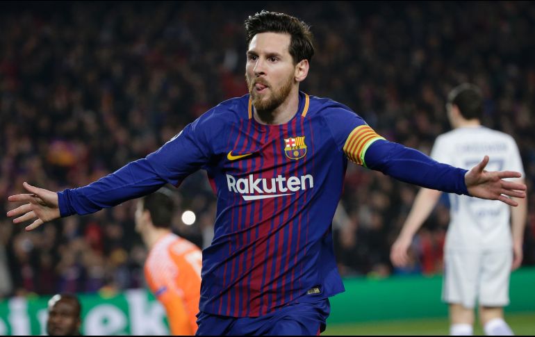 Lionel Messi, del Barcelona, celebra tras anotar el tercer gol de su equipo en partido de la Champions League ante el Chelsea en la ciudad española de Barcelona. Los locales ganaron 3-0 (4-1 global) para avanzar a cuartos del torneo. AP/E. Morenatti