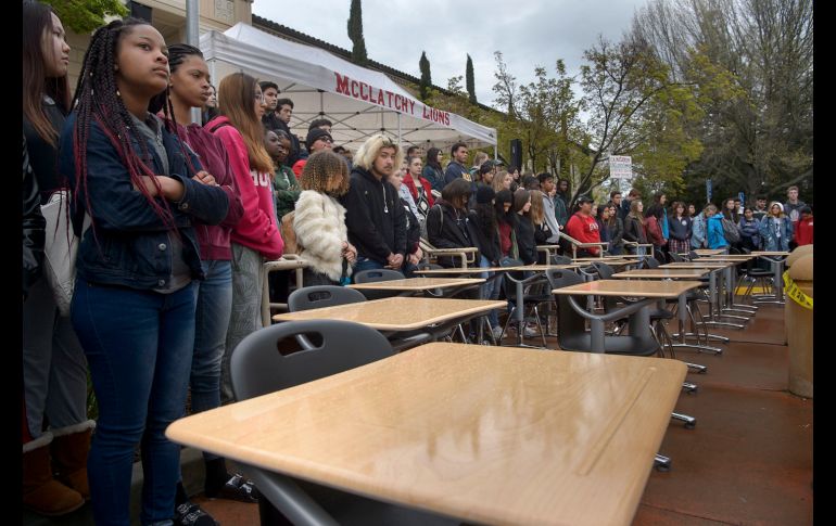 En una institución de Sacramento, California, desplegaron 17 bancas vacías en memoria de las víctimas de la escuela de Florida.
