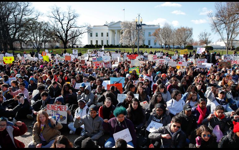 Una protesta frente a la Casa Blanca en Washington, DC.  Alumnos de más de tres mil centros educativos de todo el país dejaron sus clases para reclamar a la autoridades acciones concretas para restringir el acceso a las armas de fuego.