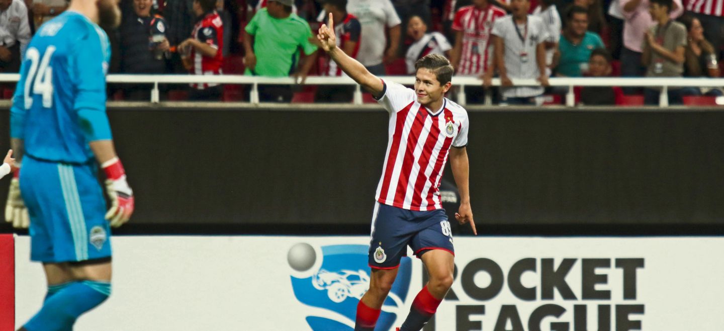 Jesús Godínez firmó el tercer gol de la noche utilizando un “taquito” como recurso, después de una jugada en la que Isaac Brizuela no dio por perdido el balón. Con ese tanto, Chivas se aseguraba su sitio en las Semifinales de Concachampions. MEXSPORT
