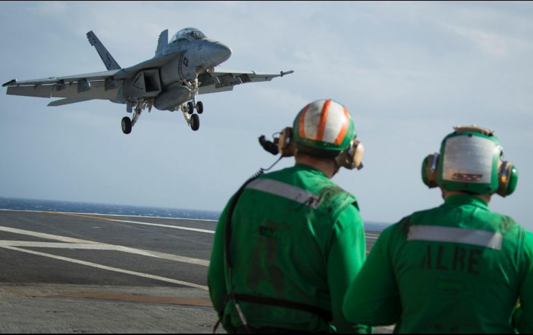 Foto cedida por la Marina que muestra un F / A-18F Super Hornet, que se prepara para aterrizar en la cubierta de vuelo del USS Gerald R. Ford. EFE/Marina de los Estados Unidos