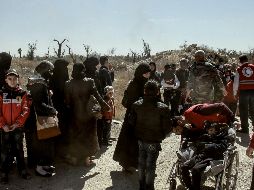 Las autoridades ofrecieron comida y agua a los civiles antes de trasladarlos a centros de acogida temporal. EFE/SANA