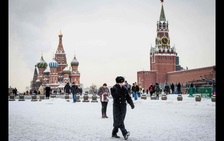 La plaza Roja en Moscú, con la catedral de San Basilio de fondo, luce nevada. AFP/M. Antonov