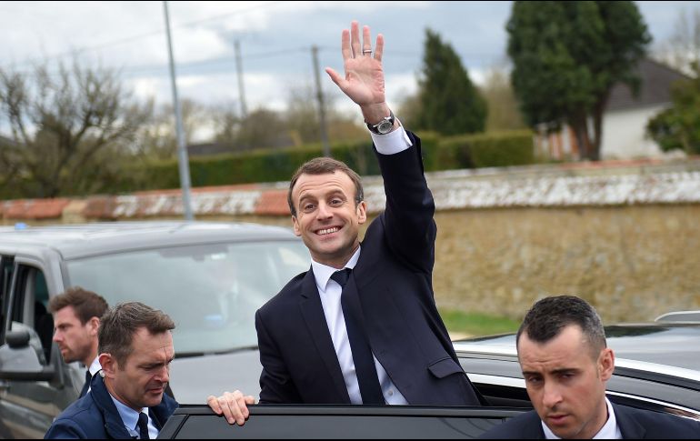 El presidente francés Emmanuel Macron saluda a estudiantes al final de la visita a una preparatoria en Loches, Francia. AFP/G. Souvant