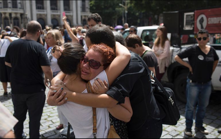 Dolientes se congregan frente al ayuntamiento de Río de Janeiro, Brasil, para rendir un tributo a Marielle Franco, concejala de izquierda asesinada a tiros la víspera. AP/L. Correa