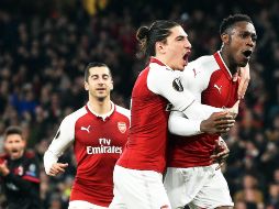 Welbeck (D) celebra tras anotar uno de los dos goles con los que contribuyó a la victoria de los Gunners. EFE/F. Arrizabalaga