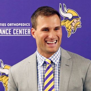 El quarterback Kirk Cousins firma con los Vikings de Minnesota