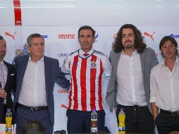 Almeyda (primero de derecha a izquierda) agradeció a su esposa y a sus hijas, porque 