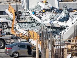 El puente peatonal colapsó sobre una autopista de seis vías en la Universidad Internacional de Florida en Dade County. EFE / C. Herrera