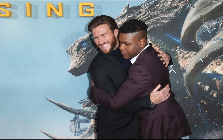 Los actores Scott Eastwood y John Boyega se abrazan a su llegada a la premiere de la película 