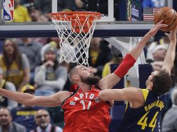 Jonas Valanciunas (17) bloquea el tiro de Bojas Bogdanovic (44); a la ofensiva, el pivote de los Raptors aportó 16 puntos. AP/D. Cummings