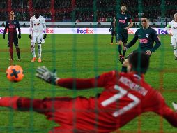 El delantero del Atlético de Madrid, Fernando Torres, anota un penalti ante el portero Anton Kochenkov en la goleada al Lokomotiv. AFP/K. Kudryavtsev