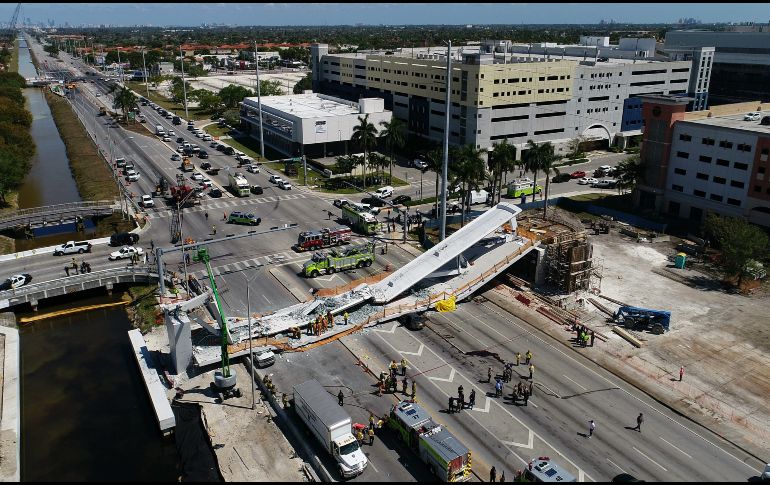 Testigos dijeron que la estructura se cayó cuando el semáforo estaba en rojo, por lo que varios vehículos fueron aplastados. AP/DroneBase