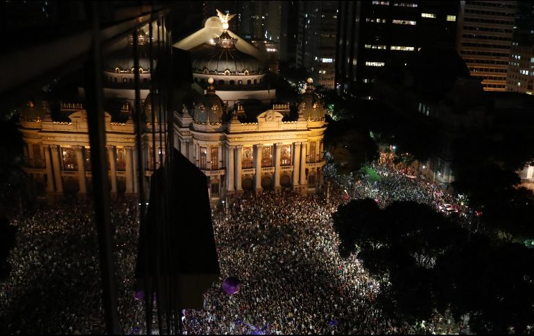Manifestantes se concentran frente a la sede del Gobierno municipal de Río de Janeiro. EFE/M. Sayao