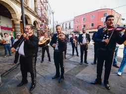 Músicos y locatarios de la Plaza de los Mariachis celebraron el acuerdo del Ayuntamiento de Guadalajara para que el restaurante ya no regrese a la zona; ahora continuarán las renovaciones. EL INFORMADOR/F. Atilano