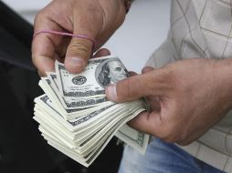 Prevén que el tipo de cambio cotice entre 18.65 y 18.80 pesos por dólar en cotizaciones interbancarias a la venta. AP / ARCHIVO