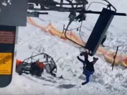 En un video se aprecia que pasajeros caen con velocidad al ser expulsados del teleférico en una curva, mientras otros deciden saltar pero amortiguan la caída al golpear contra la nieve. ESPECIAL / YouTube
