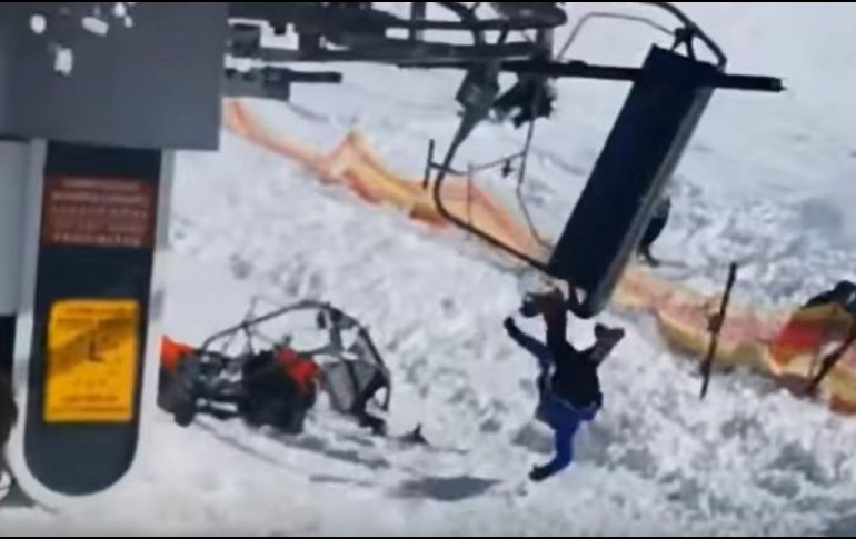 En un video se aprecia que pasajeros caen con velocidad al ser expulsados del teleférico en una curva, mientras otros deciden saltar pero amortiguan la caída al golpear contra la nieve. ESPECIAL / YouTube