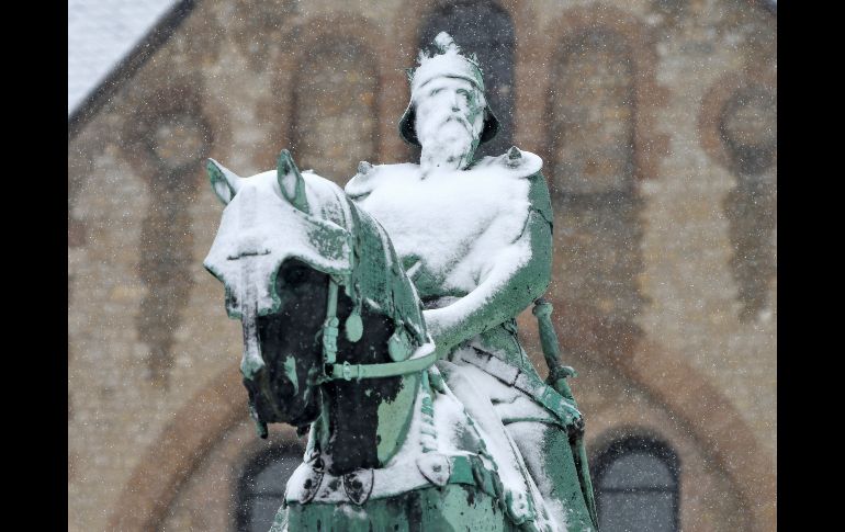 La estatua del emperador Federico I Barbarroja luce casi totalmente cubierta de nieve junto al edificio Kaiserpfalz en Goslar, Alemania. EFE/ D. Hecker
