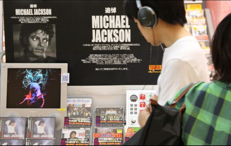 Las nuevas generaciones han optado por consumir música de forma digital, dejando casi obsoleto el negocio de la venta de CDs. (Foto: AP/ARCHIVO)