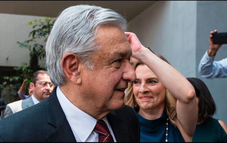 El tabasqueño se hace acompañar por la presidenta de su partido Yeidckol Polevnsky, y su representante ante el INE, Horacio Duarte, así como su esposa. AFP / O. Torres