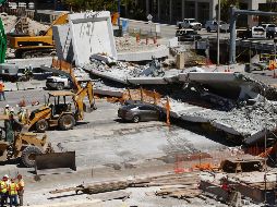 La Policía de Miami-Dade confirmó esta mañana que la cifra de muertos a consecuencia del hundimiento del puente peatonal ascendía a seis. AP / W. Lee