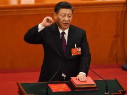 Xi Jinping realizando el juramento luego de haber sido elegido para un segundo mandato. AFP / G. Baker
