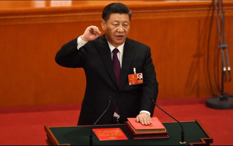 Xi Jinping realizando el juramento luego de haber sido elegido para un segundo mandato. AFP / G. Baker