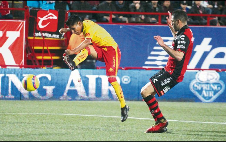 Para la segunda mitad del partido, los Xolos fueron más intensos y generaron oportunidades de gol. EFE